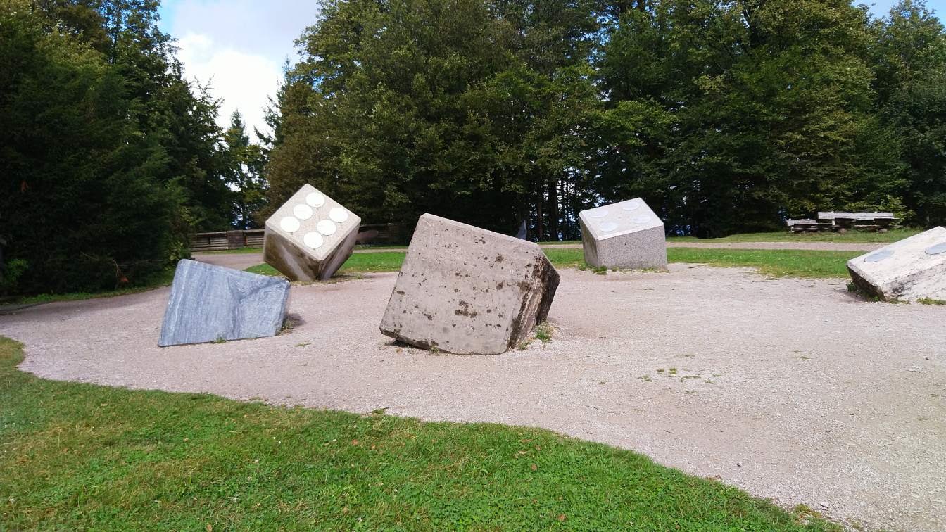 Bildtitel: geometrische Steinwürfel