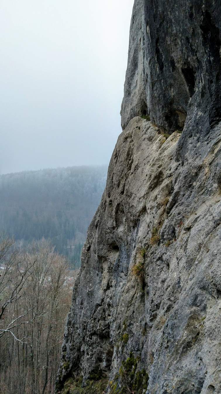 Bildtitel: Rabenfels - steile Felswand