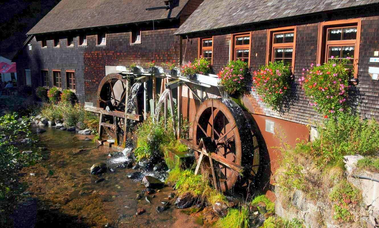 Bildtitel: Hexenlochmühle am Heubach mit historischen Wasserrädern im Schwarzwald