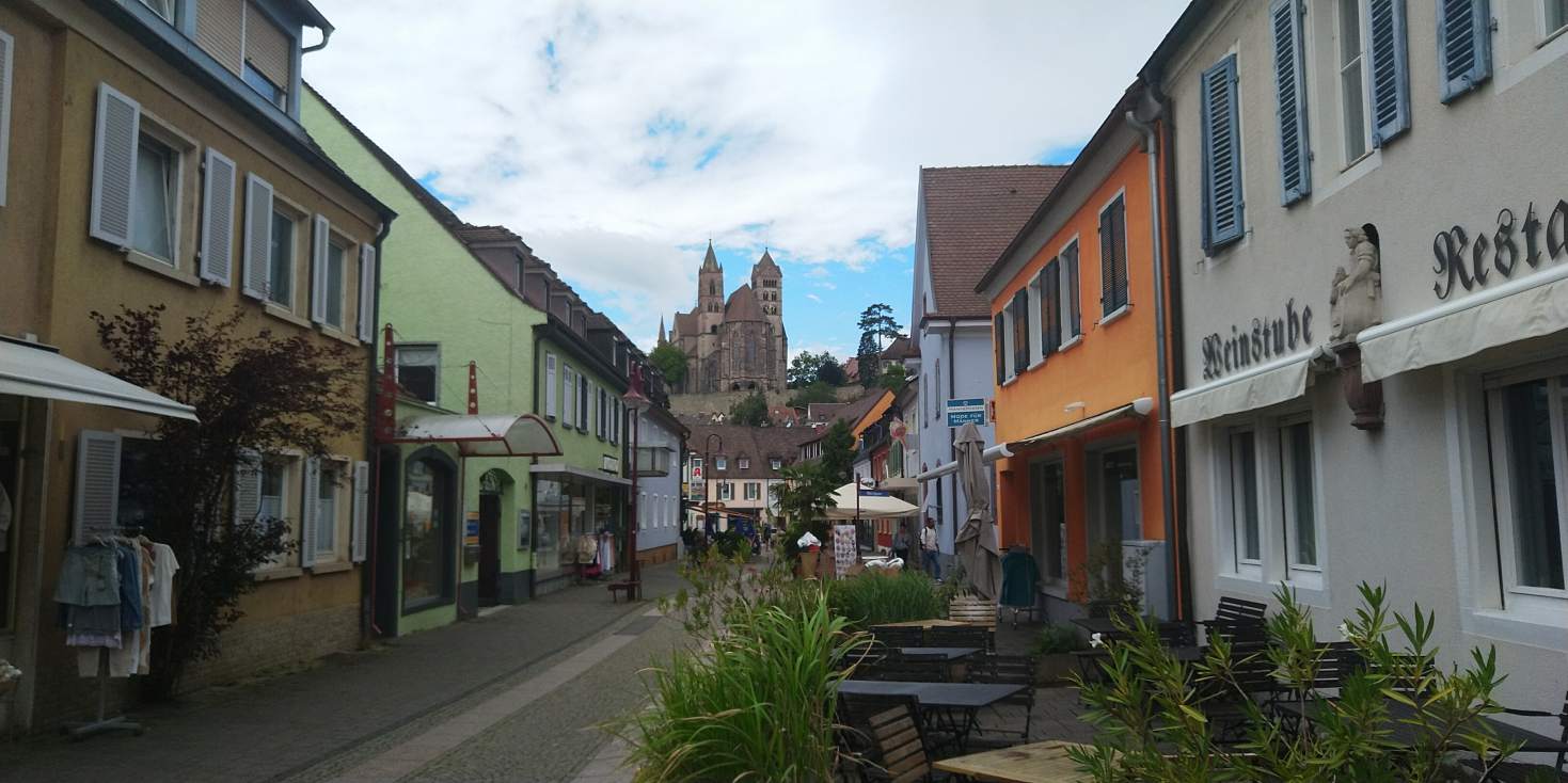 Bildtitel: Neutorstraße with a view of Breisach Minster