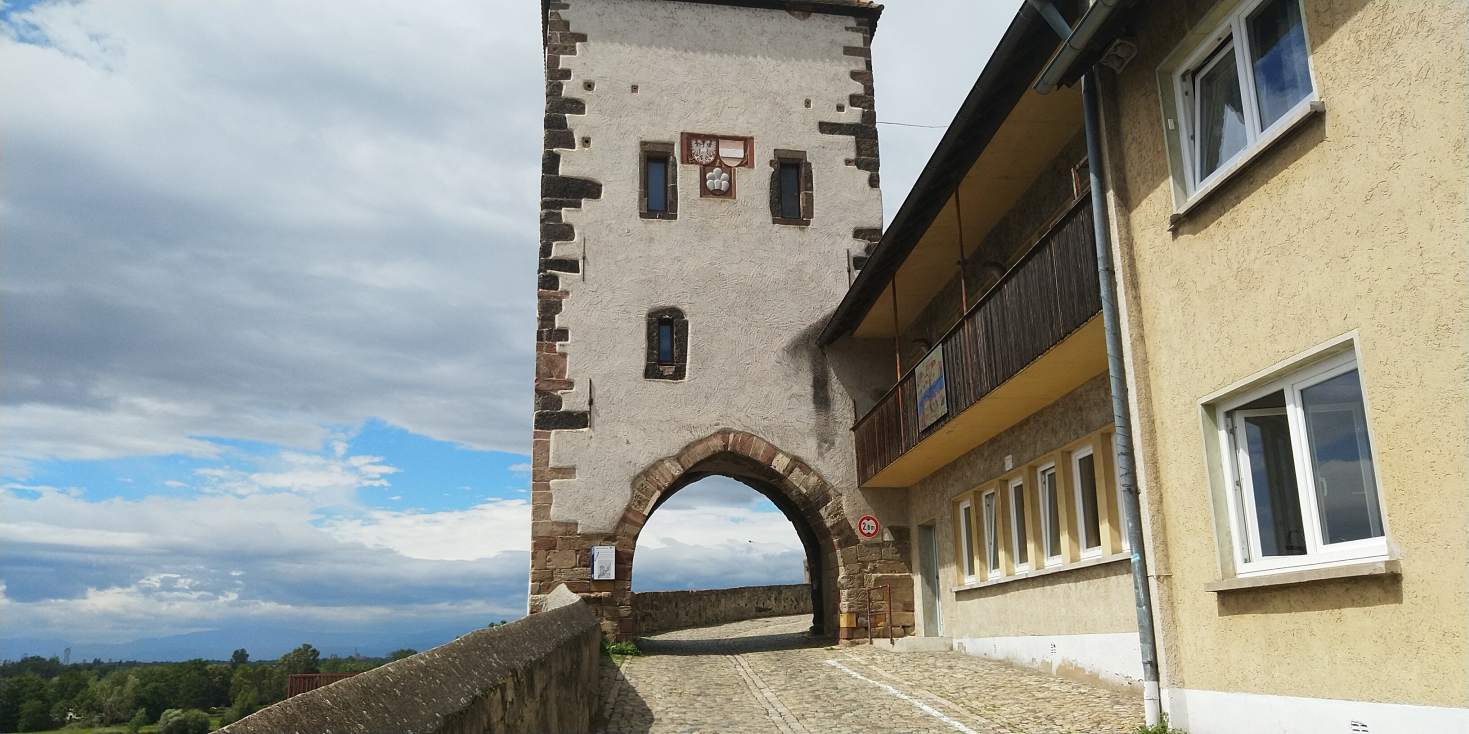 Bildtitel: Hagenbach Tower with archway