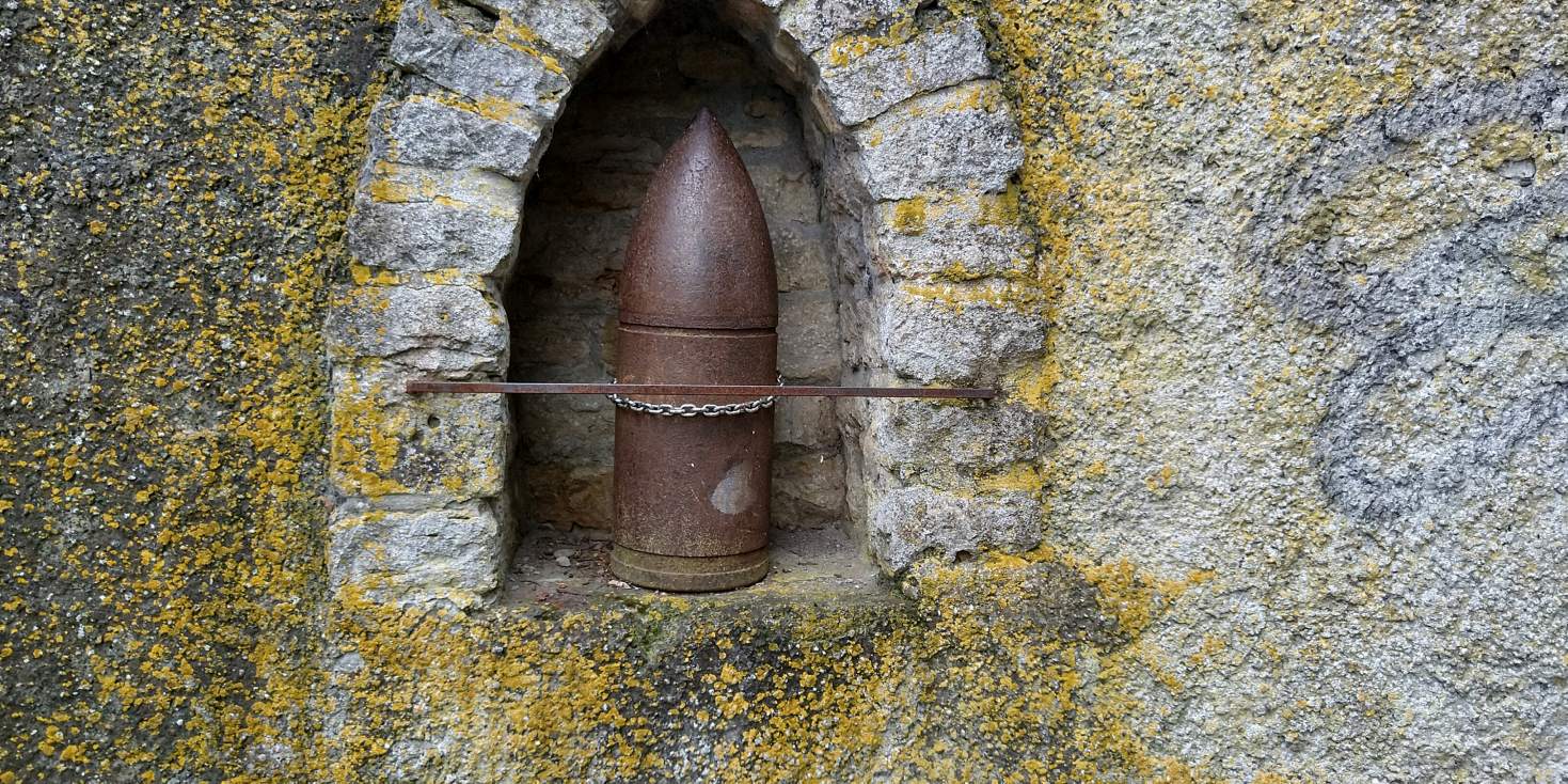 Bildtitel: Memorial grenade in the Eckartsberg Wall