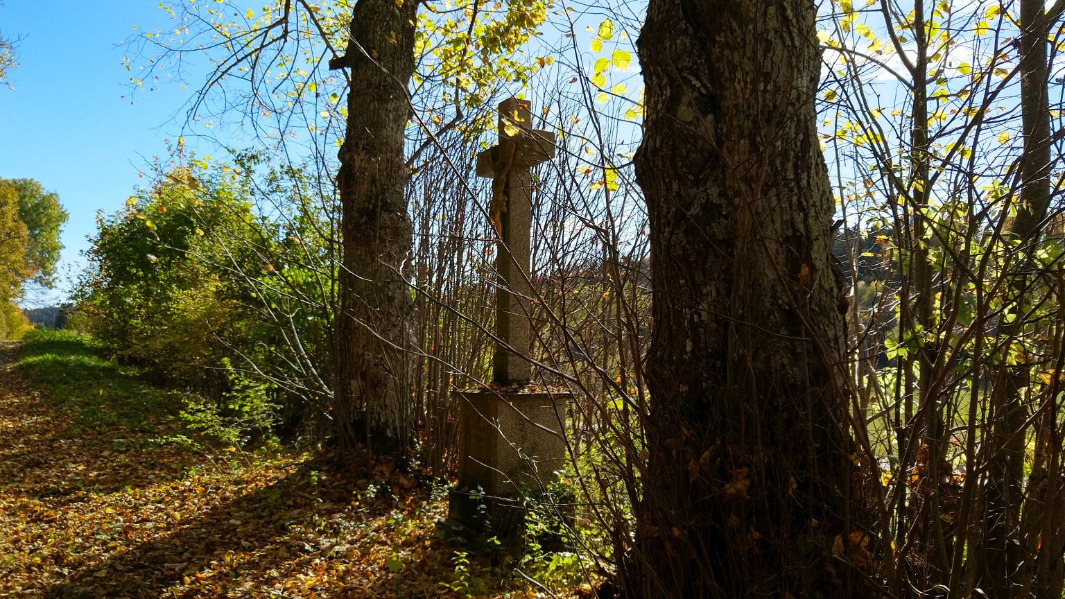 Bildtitel: Wegkreuz an der Bahnstrecke