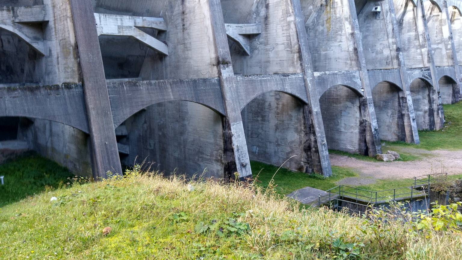 Bildtitel: Staudammmauer des Linachstausees im Schwarzwald