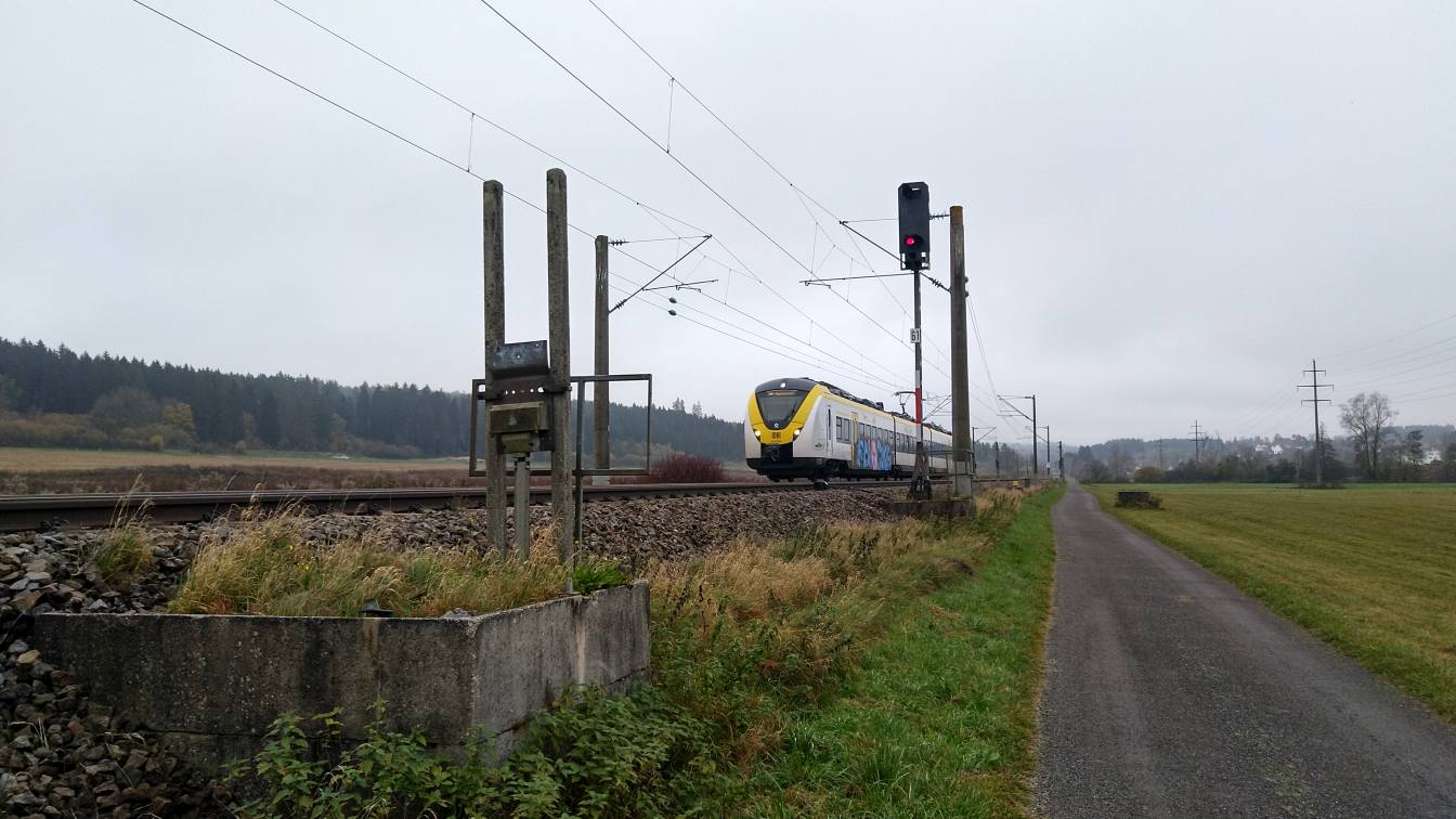 Bildtitel: Wanderweg neben der Bahnlinie durch Wiesenlandschaft