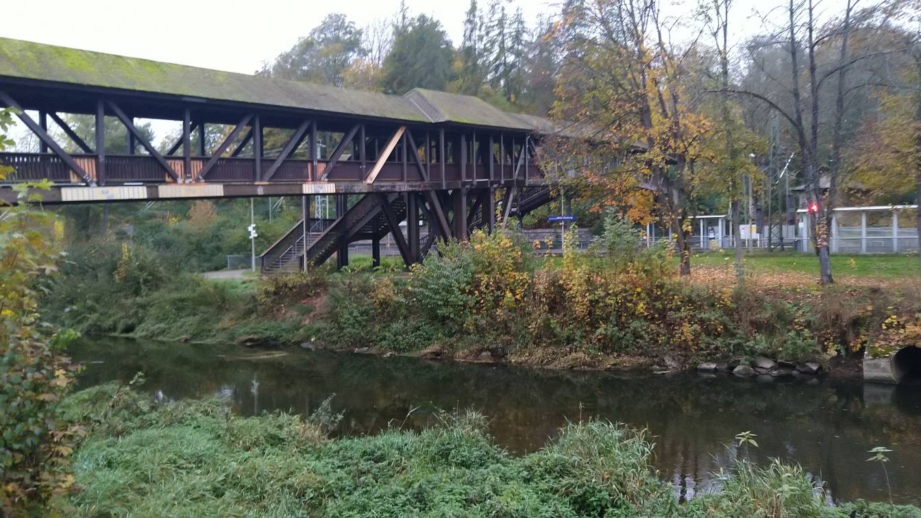 Bildtitel: Bahnhof Donaueschingen Mitte mit Gleisen und Brücke