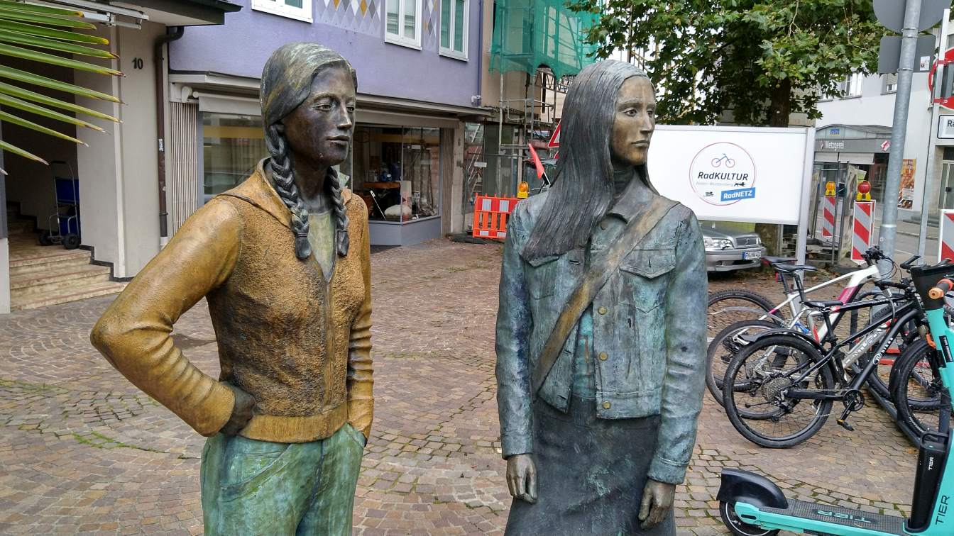 Bildtitel: Latschemädels am Stadtgraben