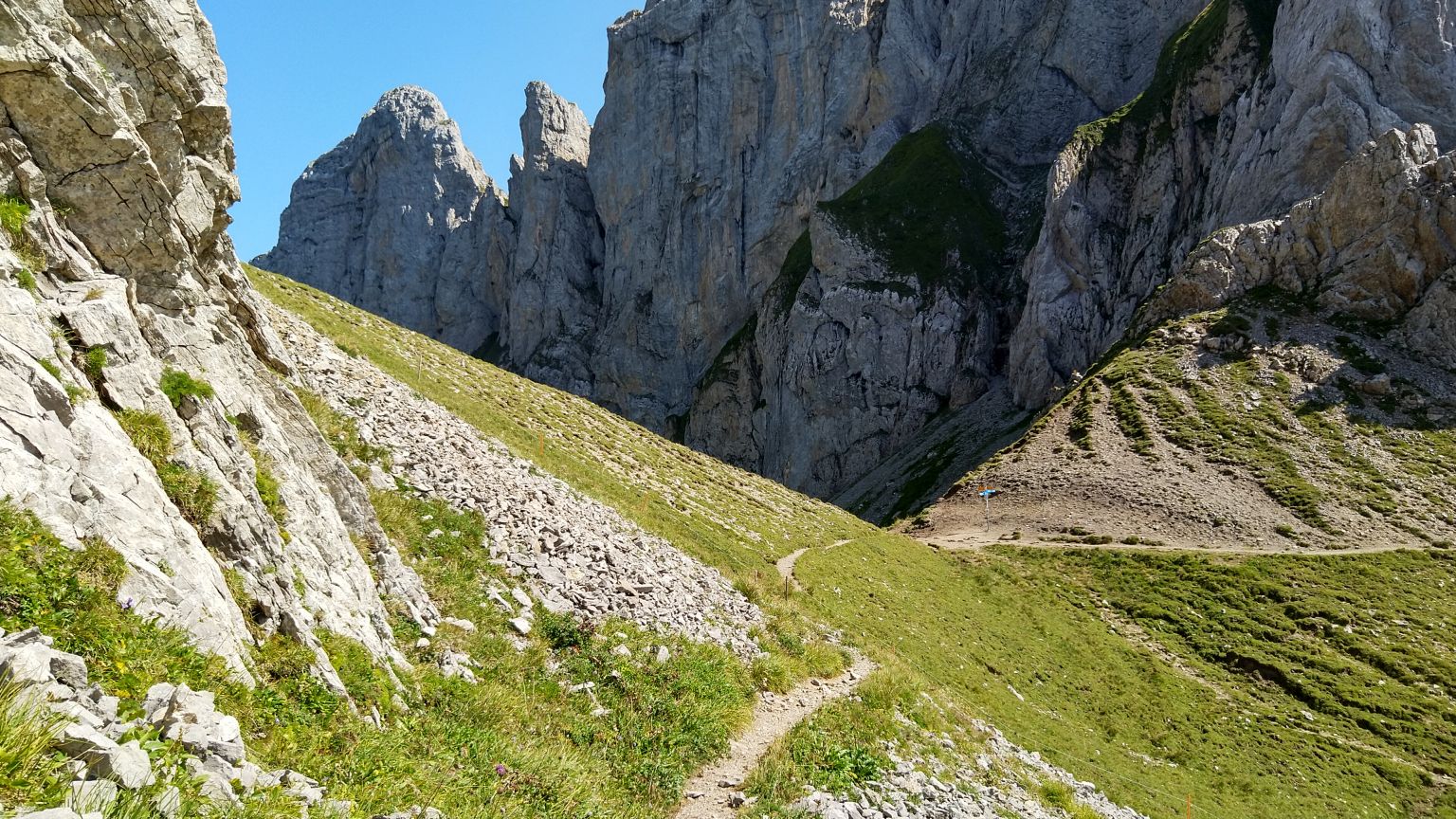 Bildtitel: Widderalpsattel - Ende der blauweißen Markierung