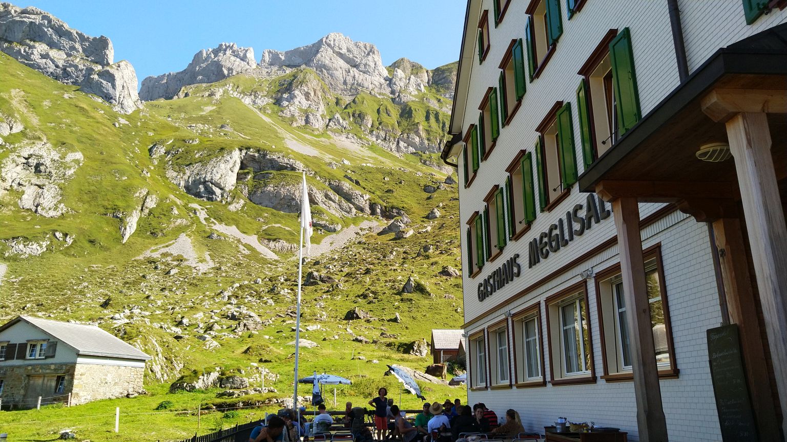 Bildtitel: Gasthaus Meglisalp mit Blick zum Hundstein
