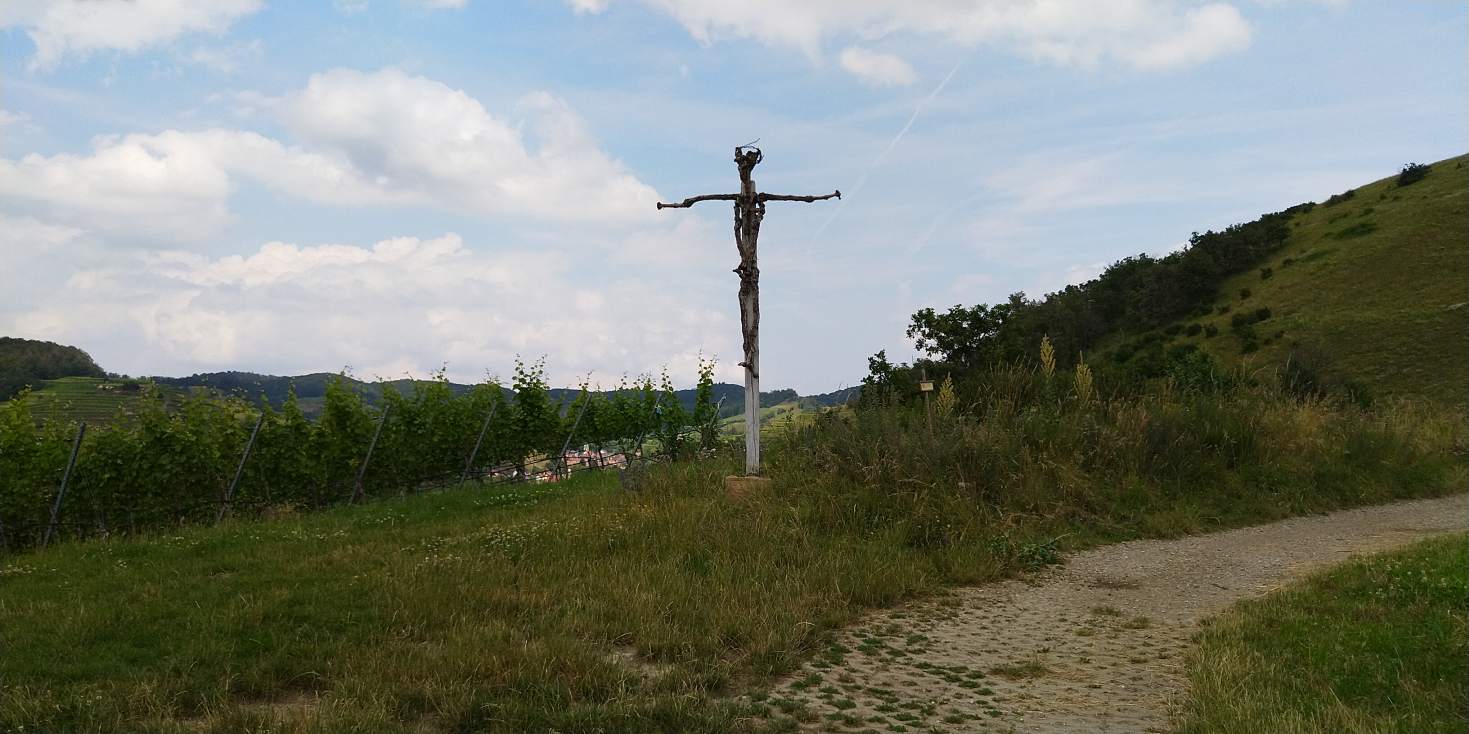 Bildtitel: Wegkreuz aus Rebholz