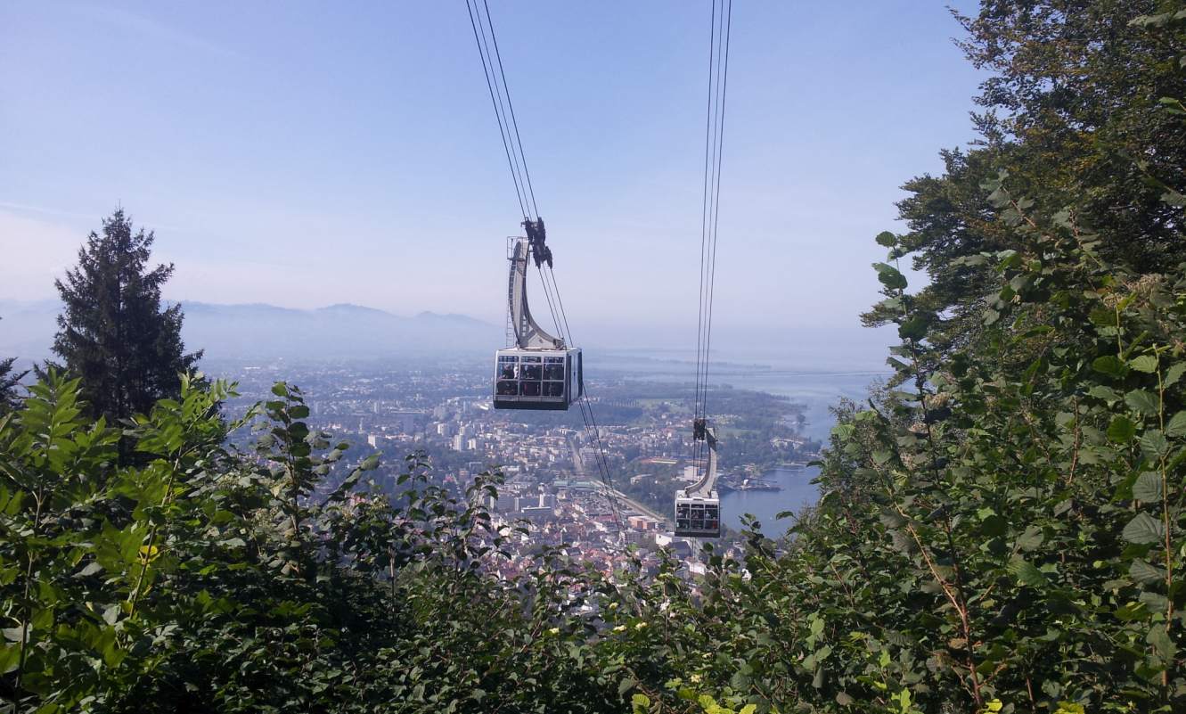 Bildtitel: Die Pfänderseilbahn mit Blick auf den Bodensee