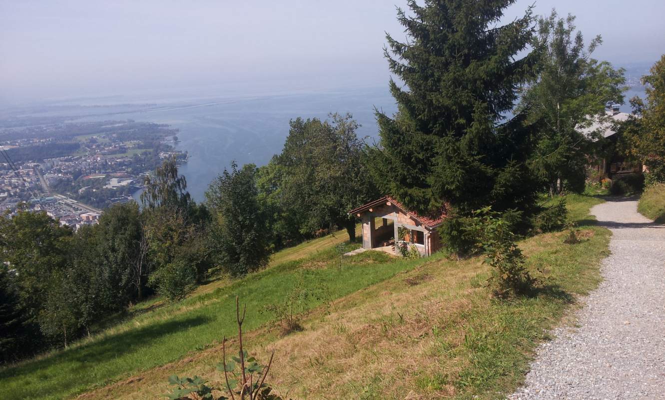 Bildtitel: Wanderweg mit Schutzhütte und Aussicht auf den Bodensee