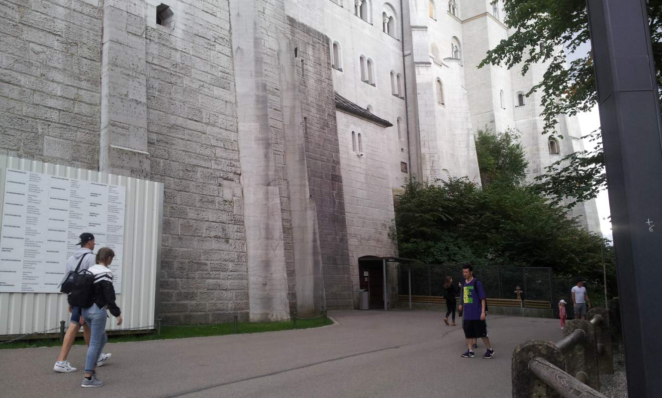 Bildtitel: Schloßvorplatz