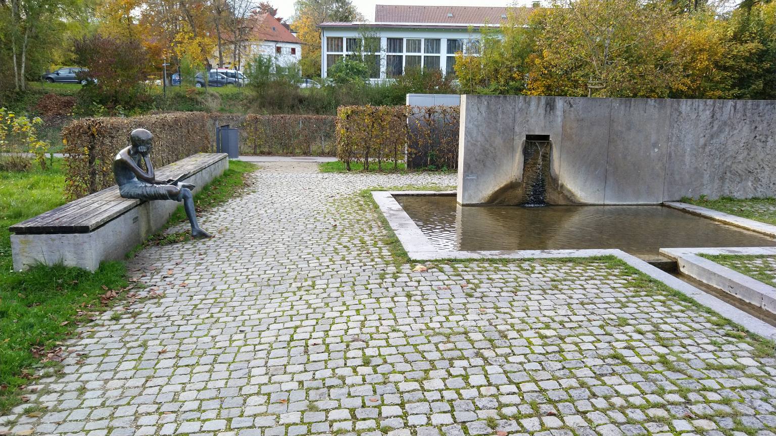 Bildtitel: Historische Neckarquelle mit Skulptur und Naturumgebung