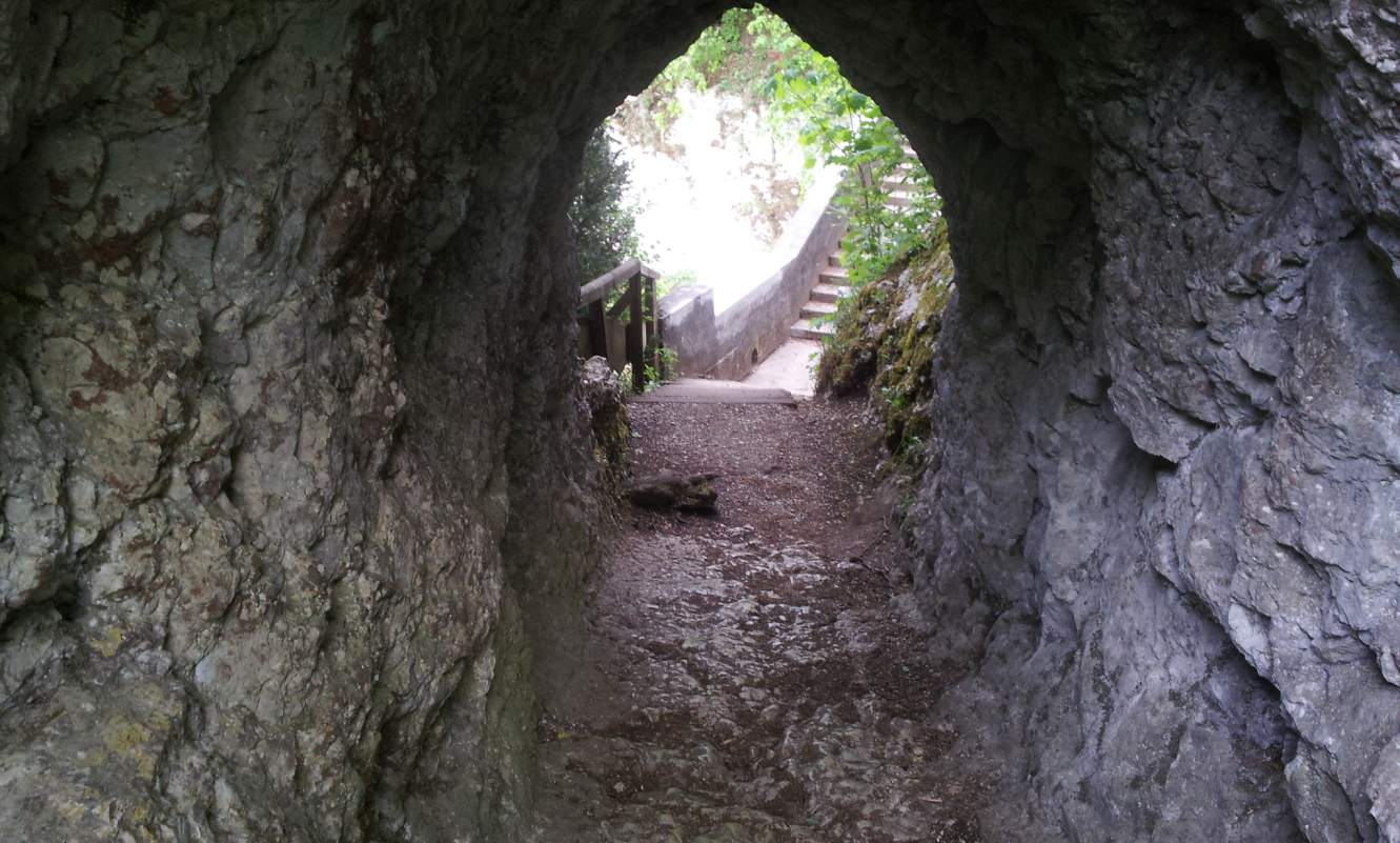 Bildtitel: Durchgang zur Teufelsbrücke