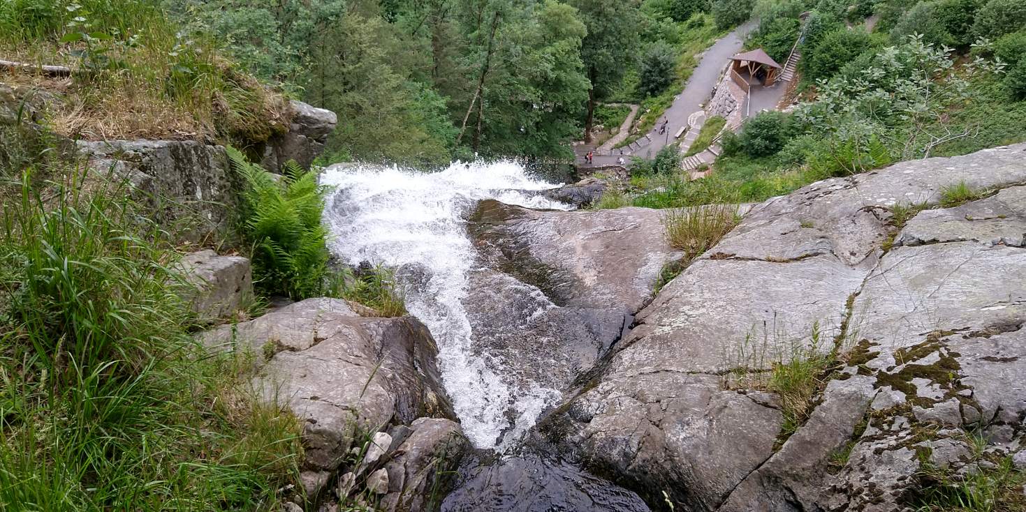 Bildtitel: Wasserfall am Abgrund - ein beeindruckendes Naturschauspiel!