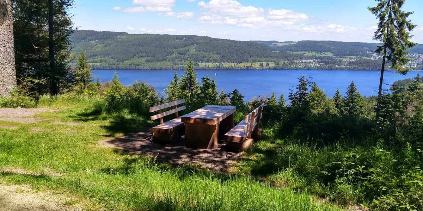 Bildtitel: Rastplatz mit Aussicht auf den Schluichsee