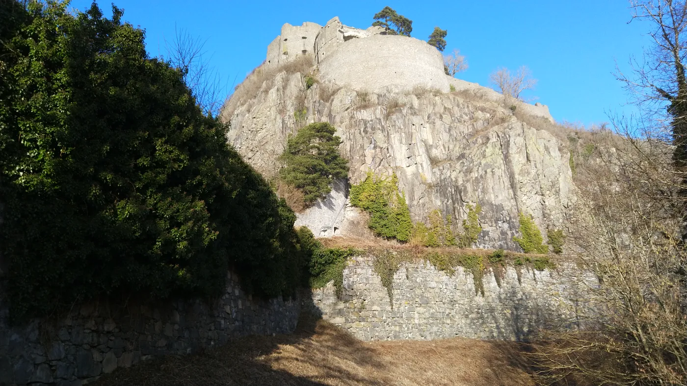 Bildtitel: Burg und Felsen
