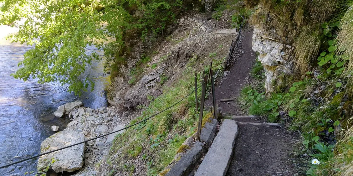 Bildtitel: seilversicherter Weg