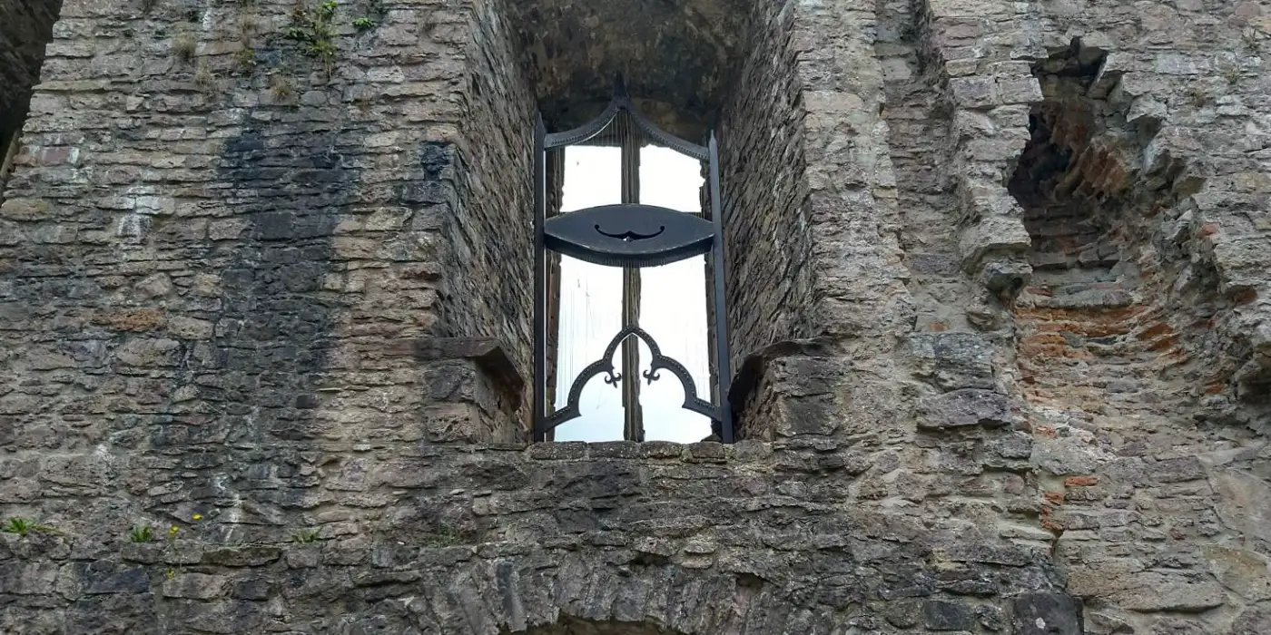 Bildtitel: Burgfenster und Windharfe