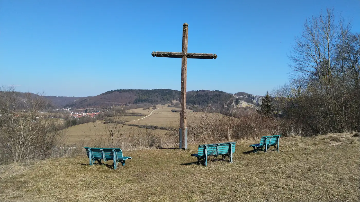 Bildtitel: Kreuz am Bergsteig
