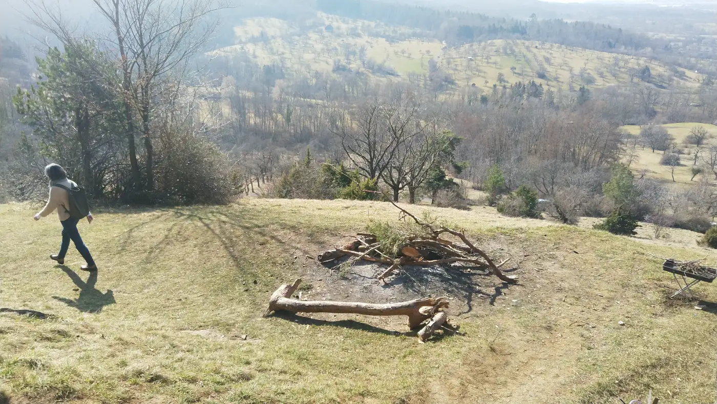 Bildtitel: Feuerstelle an der Olgahöhe bei Mössingen mit Aussicht auf das Tal