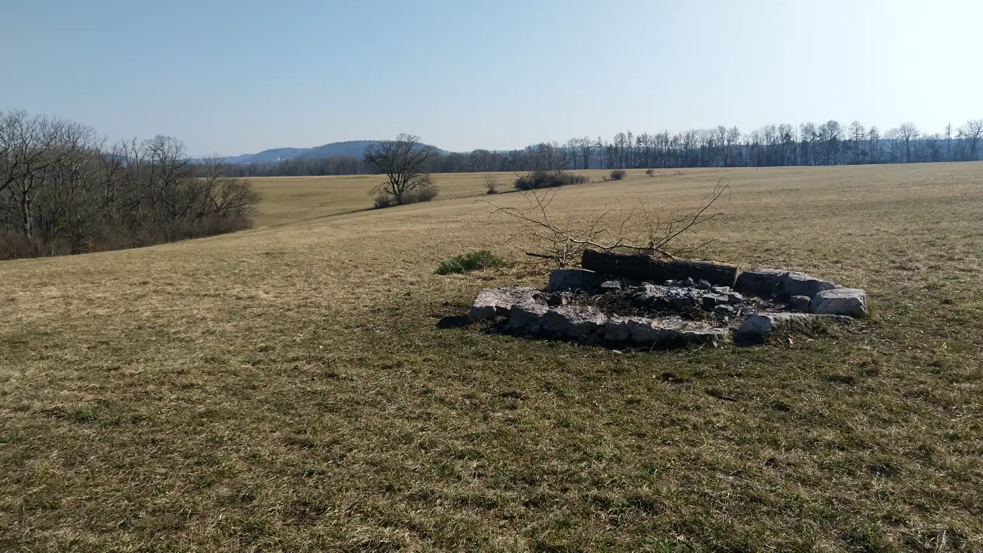 Bildtitel: Feuerstelle am Bismarkkopf mit Bilck auf das Segelfluggelände