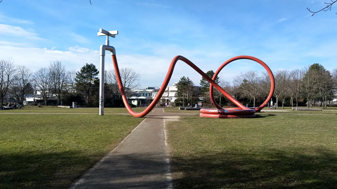 Bildtitel: Gartenschlauch von Claes Oldenburg im Eschholzpark