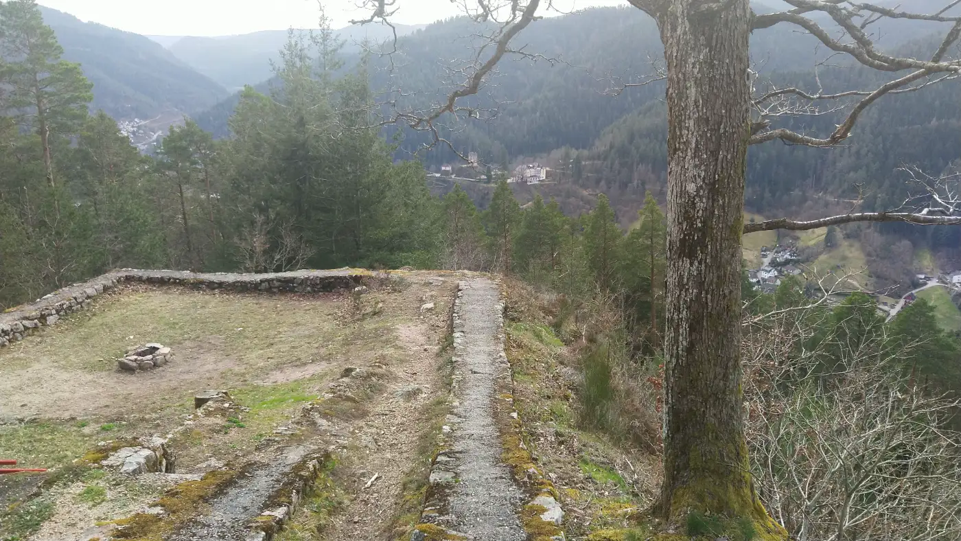 Bildtitel: Mauerreste der Befestigungsanlage