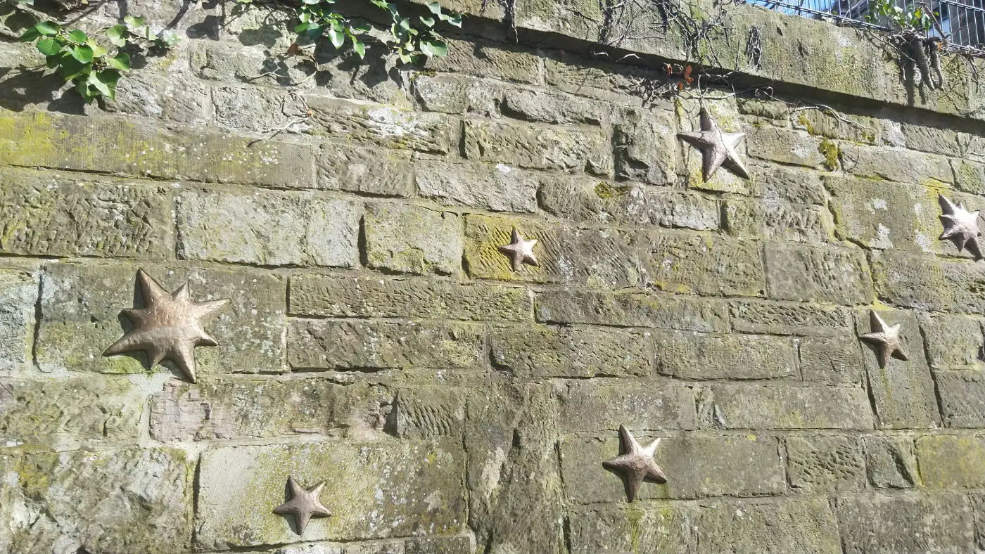 Bildtitel: Sternenwand - Teil der Skulptur Sternenmädchen von D. Einsdorf