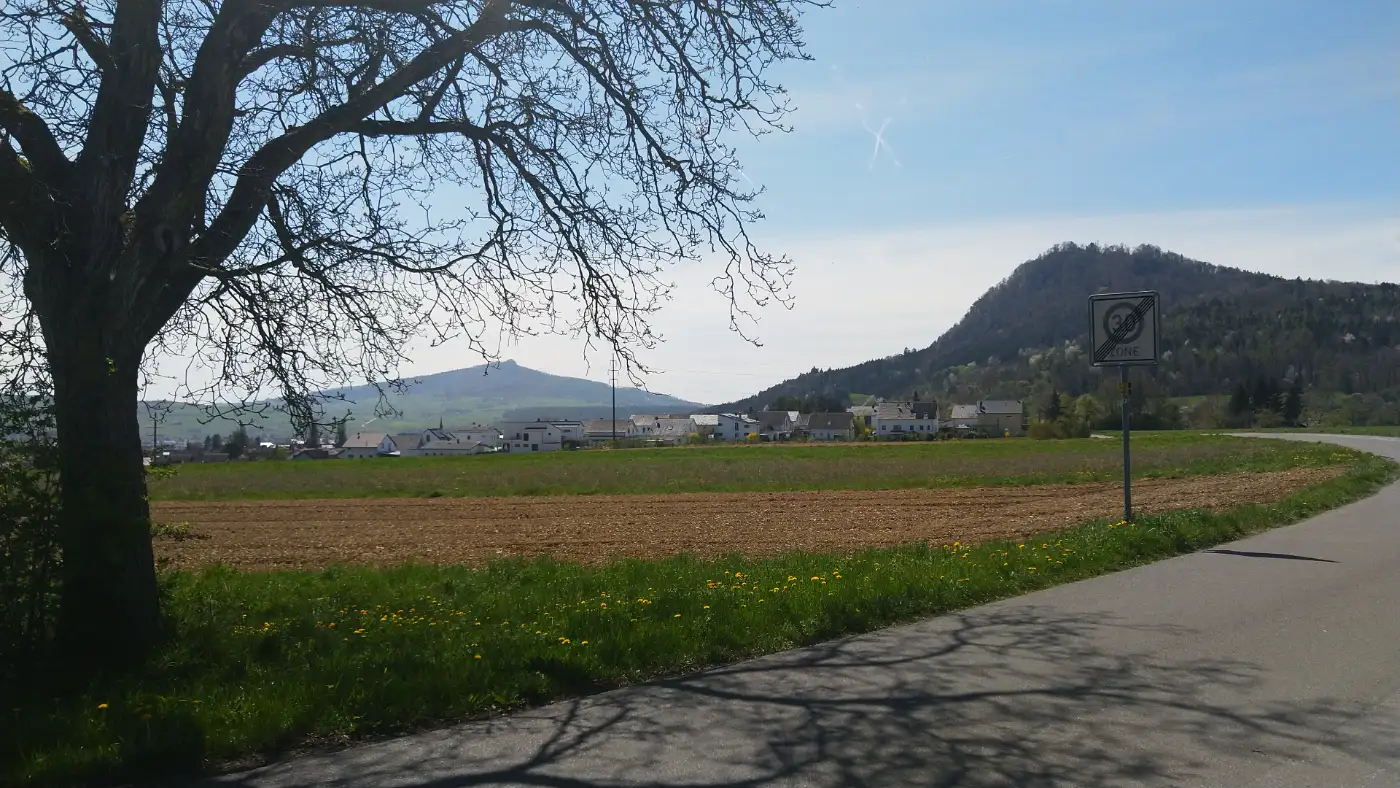 Bildtitel: Blick auf Hohenhewen und Hohenstoffeln