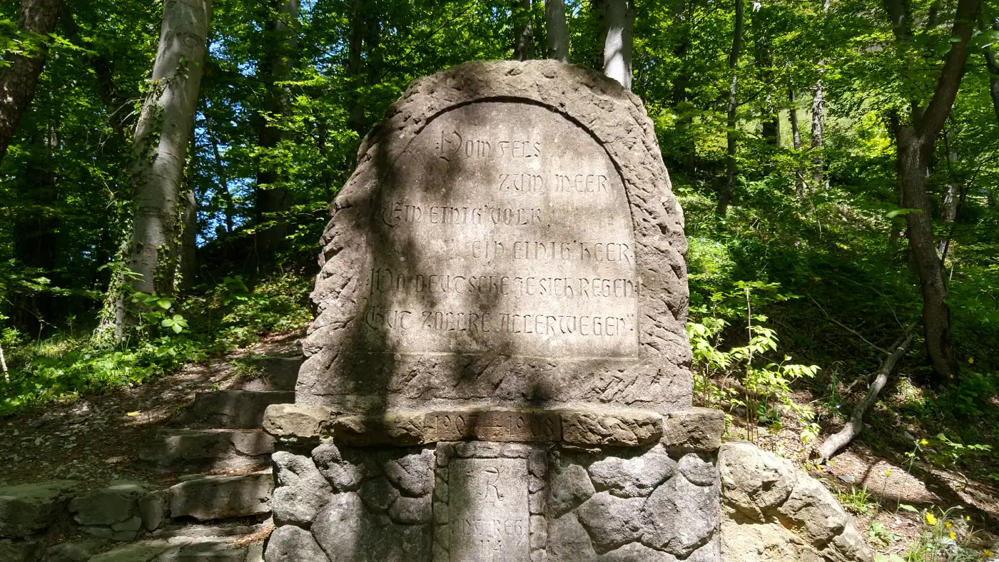 Bildtitel: Denkmal unterhalb der Burg