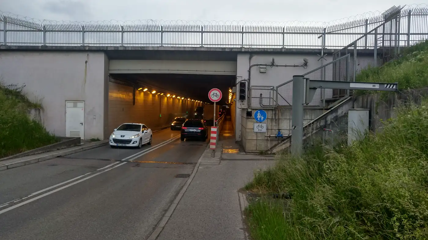 Bildtitel: Flughafenunterführung