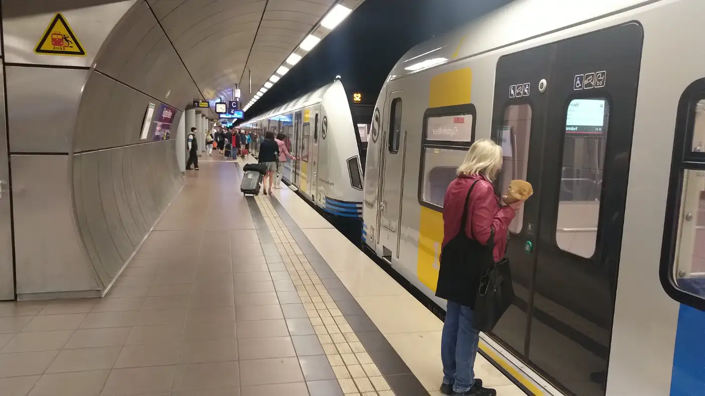 Bildtitel: S-Bahn Flughafen/Messe Stuttgart