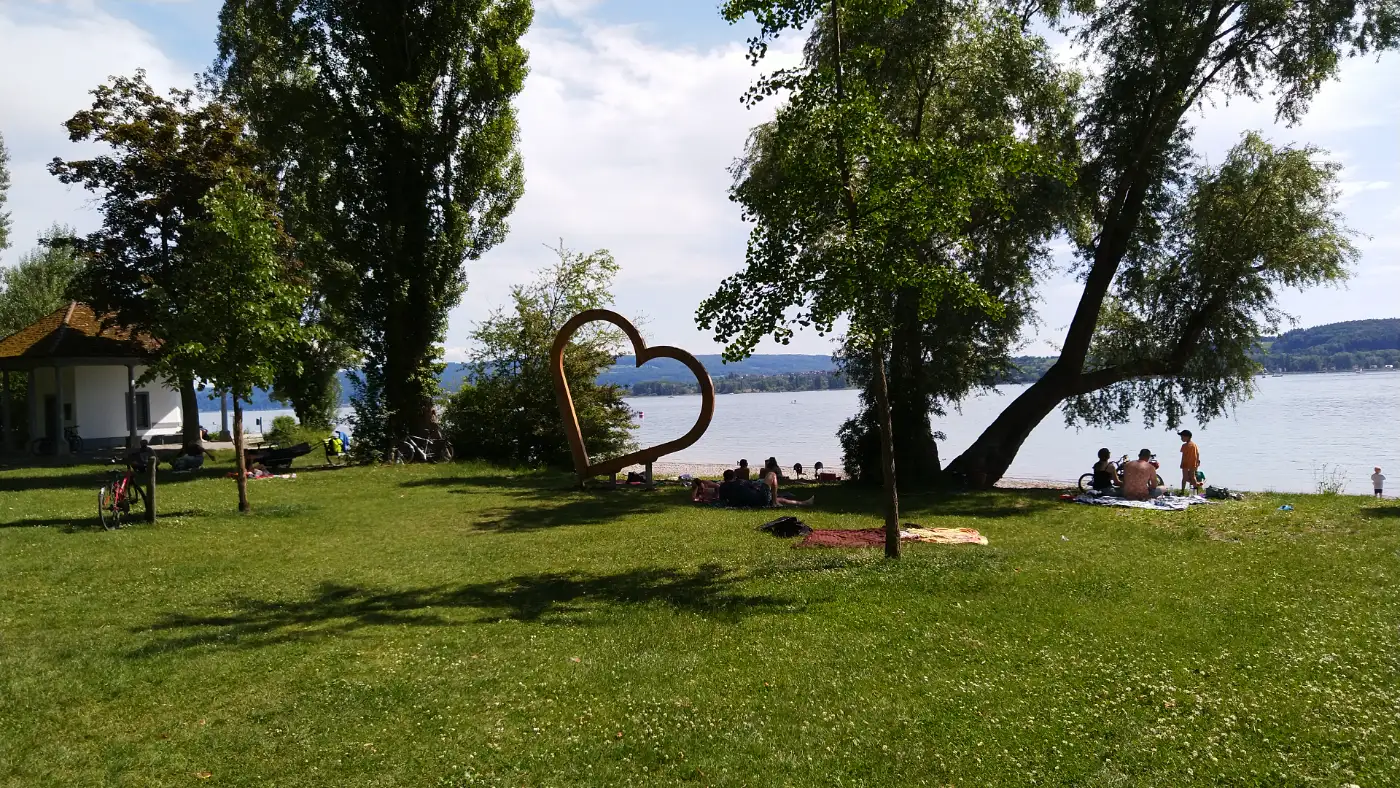 Bildtitel: Szene am Bodensee mit Herzskulptur