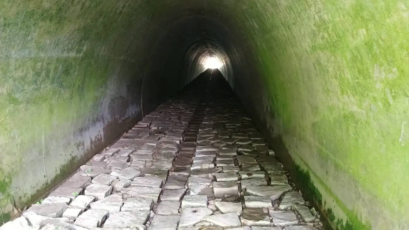 Bildtitel: Mauchach Wegtunnel unter der B31 Gauchachtalbrücke