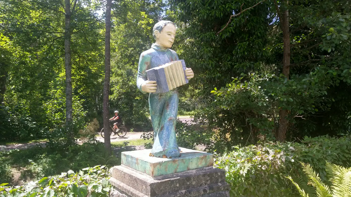 Bildtitel: Majolika-Figur im Kurpark