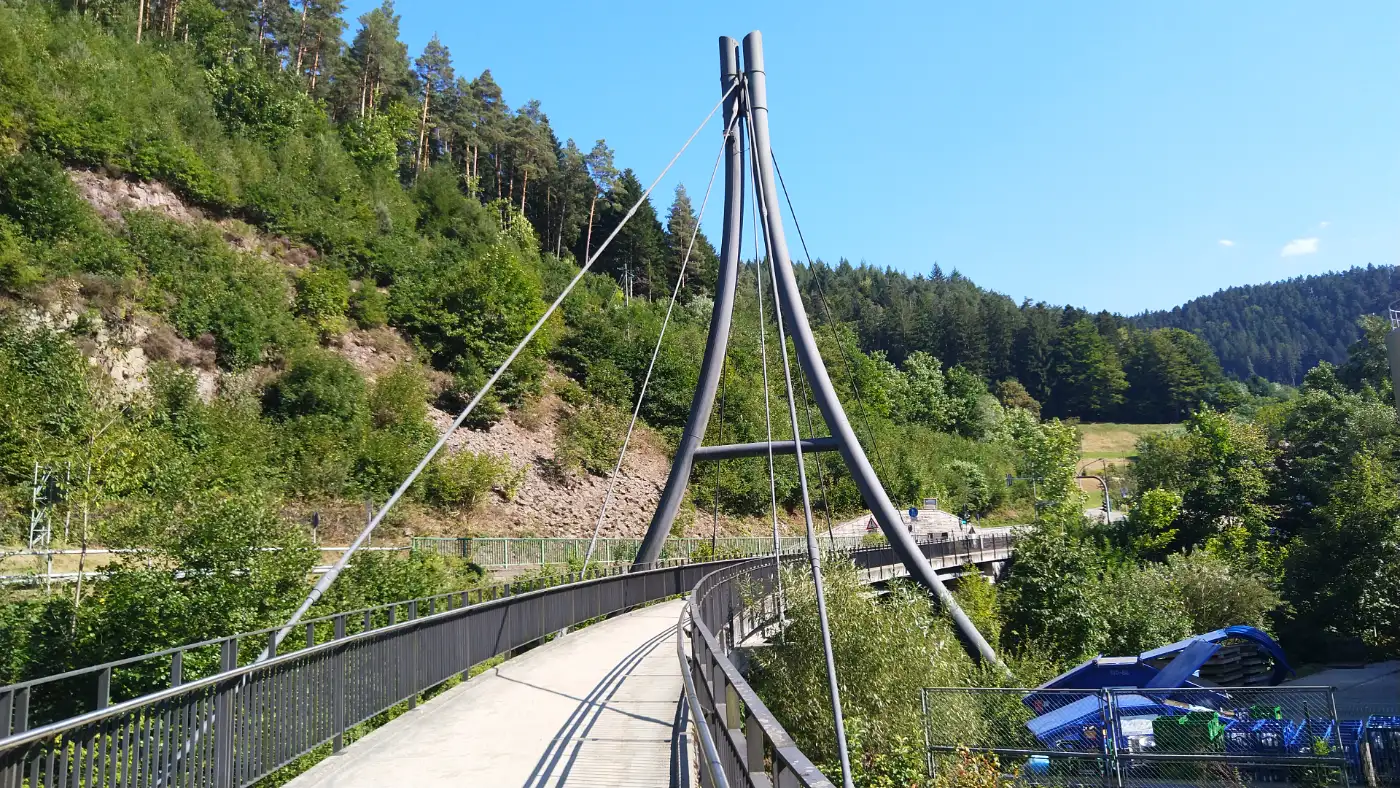 Bildtitel: Pylonbrücke über die Gutach in Hornberg