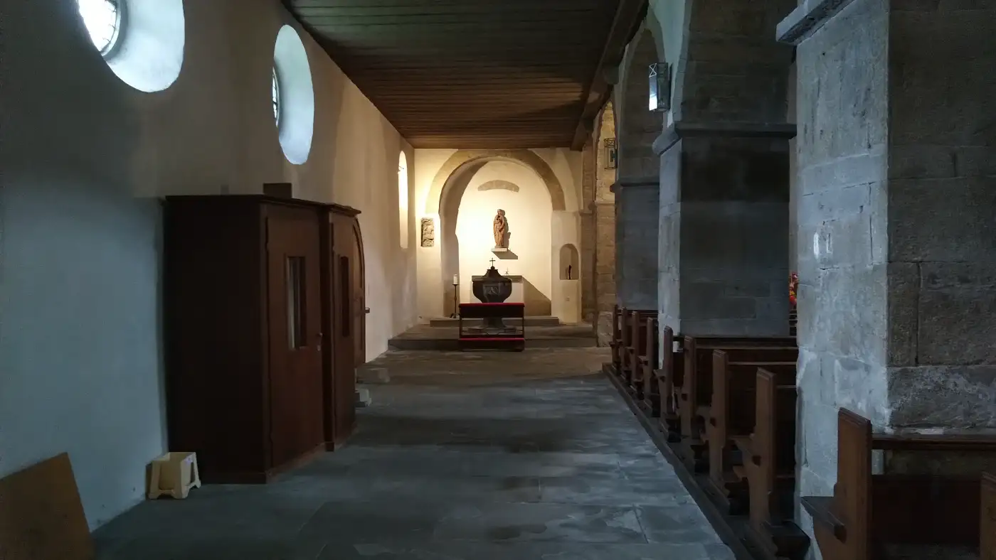 Bildtitel: Im Innern der Kirche