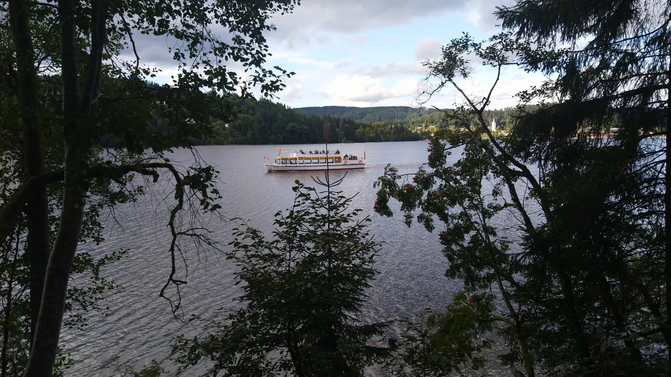 Bildtitel: Blick auf den Titisee mit Touristenboot