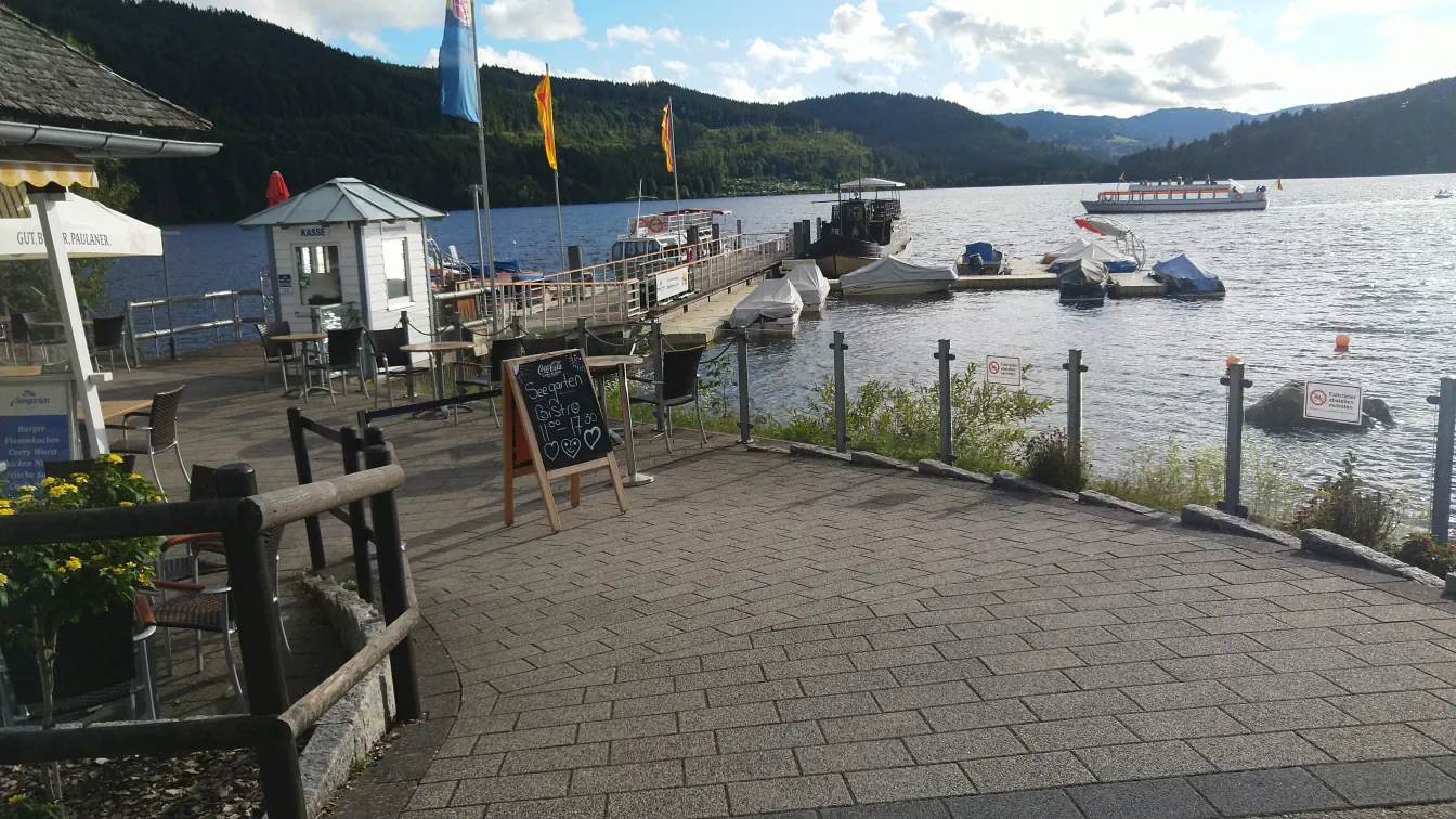 Bildtitel: Titisee Uferpromenade - Hafen mit Bootsanlegestelle