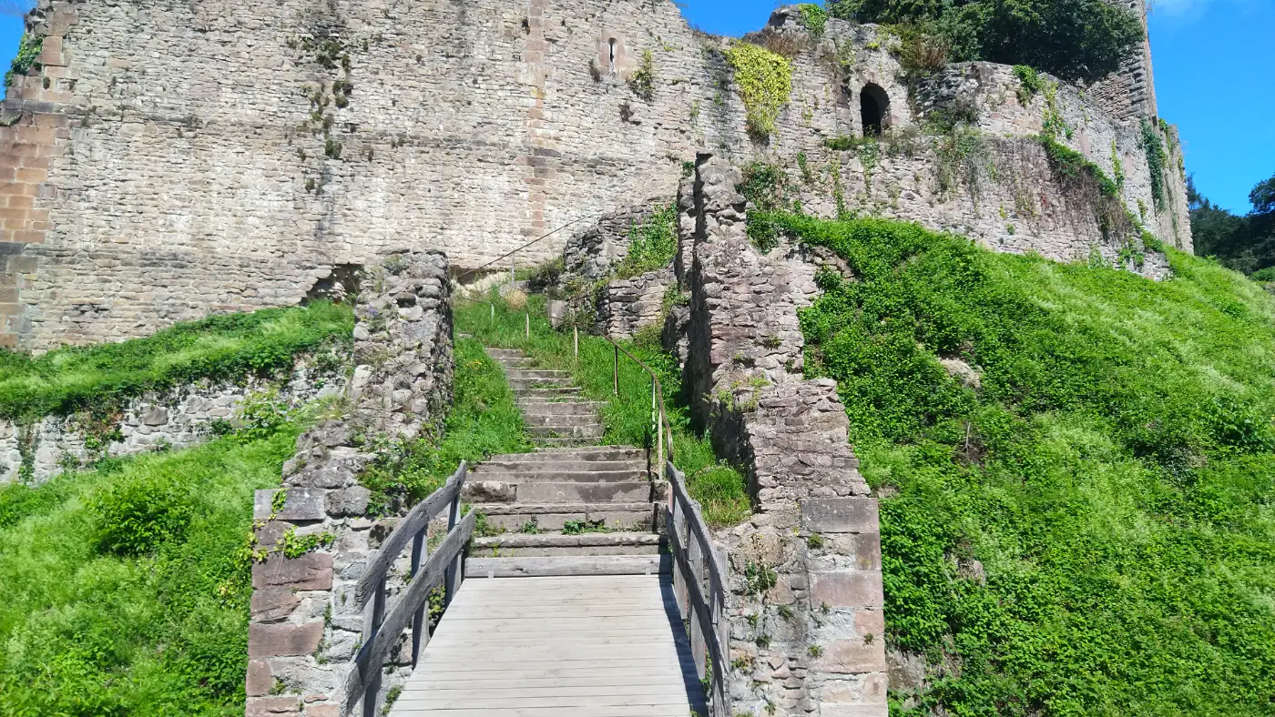 Bildtitel: Grabenbrücke zur Schauenburg