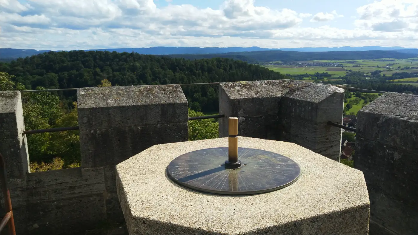 Bildtitel: Auf dem Rotenburg Aussichtsturm mit Blick auf die Schwäbische Alb