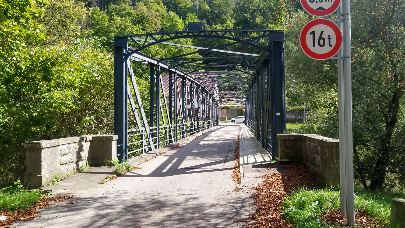 Bildtitel: Blaue Brücke über den Neckar