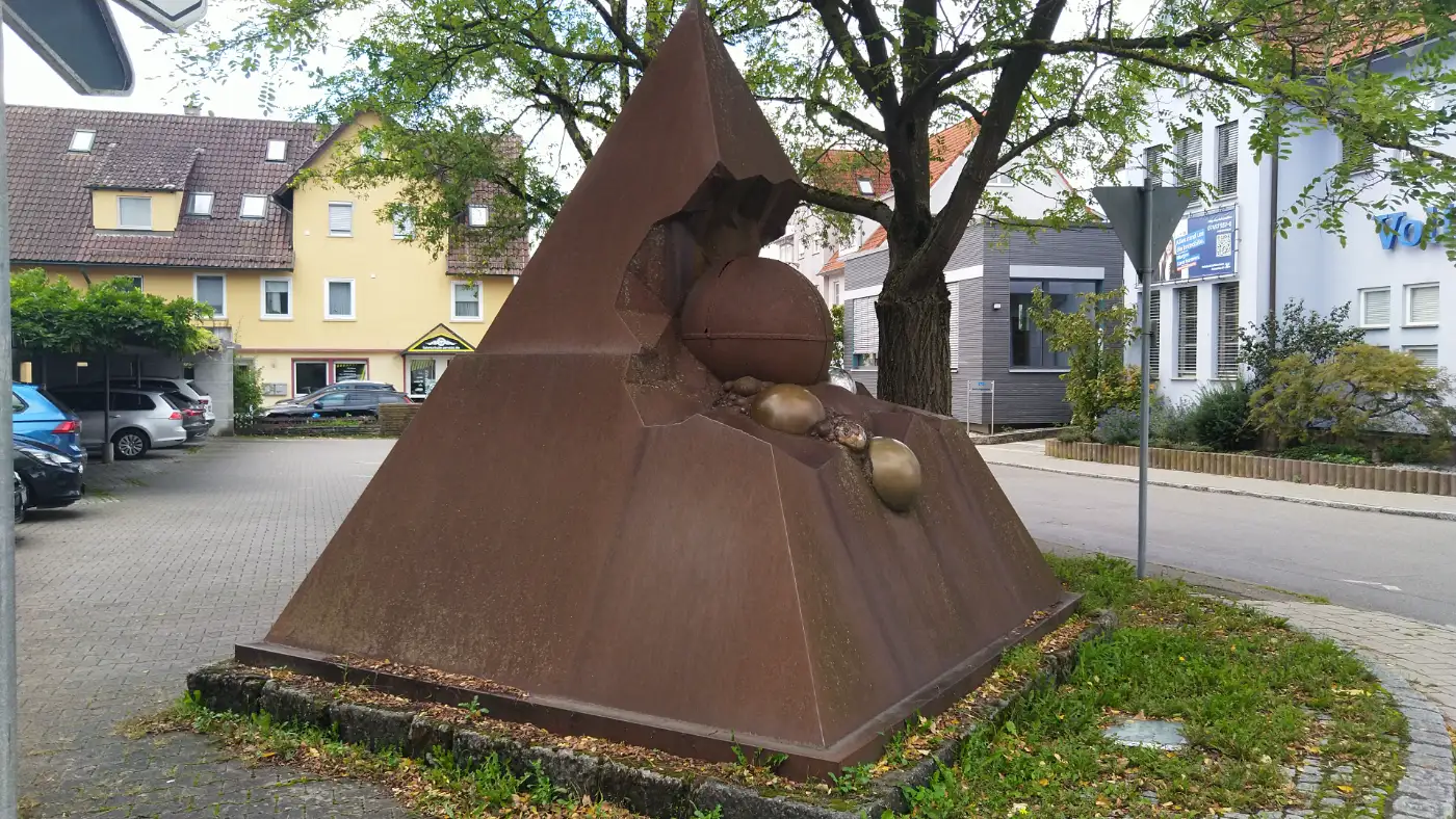 Bildtitel: Lutz Ackermann Pyramide in Entringen neben der Volksbank
