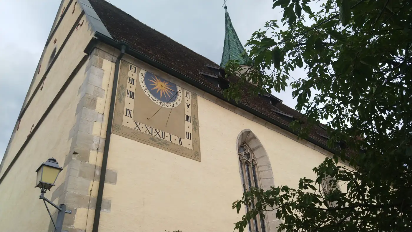 Bildtitel: Evang. Pfarrkirche St. Michael mit Sonnenuhr