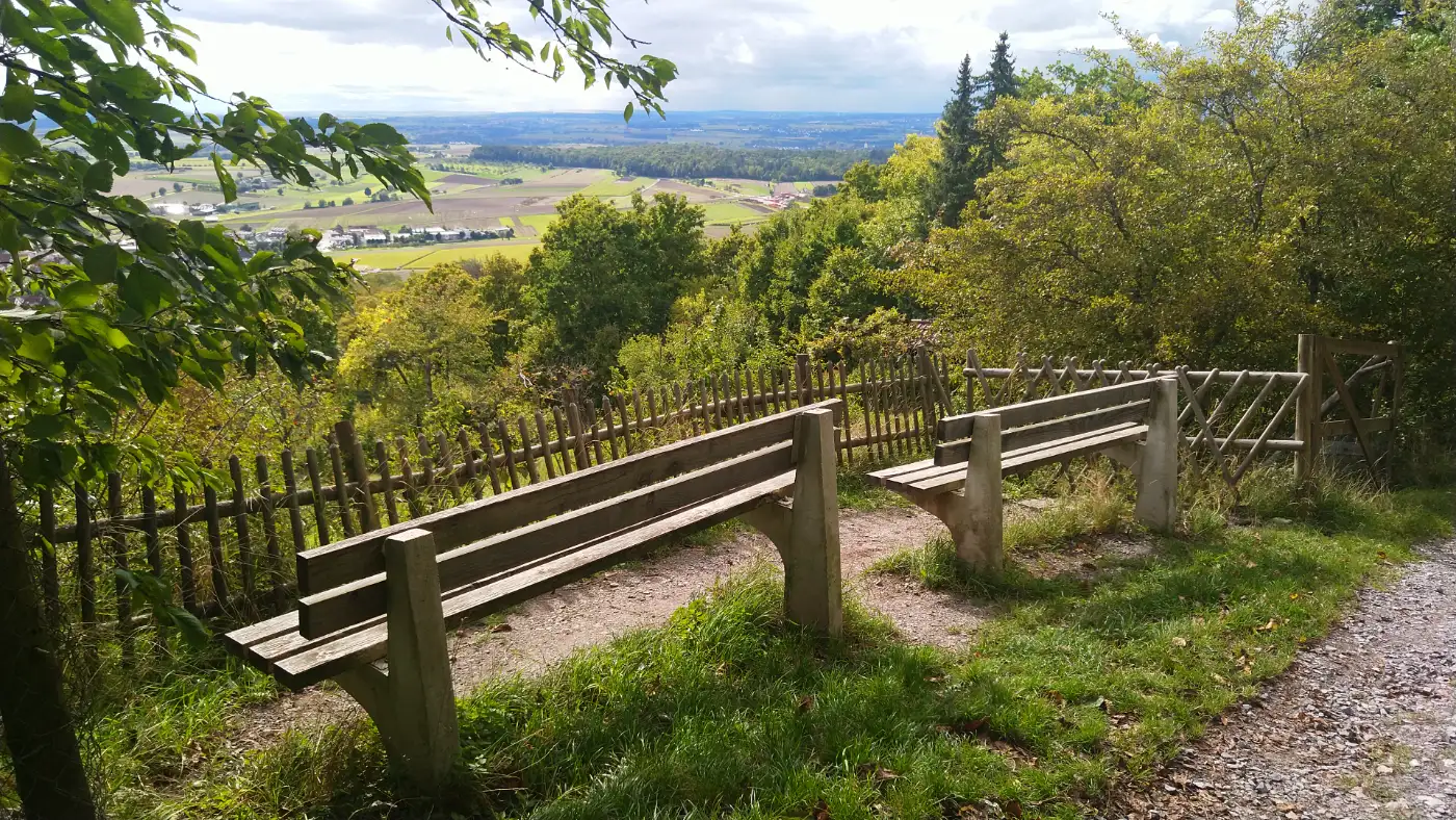 Bildtitel: Aussichtspunkt mit 2 Bänken nahe der Schönbuchspitz