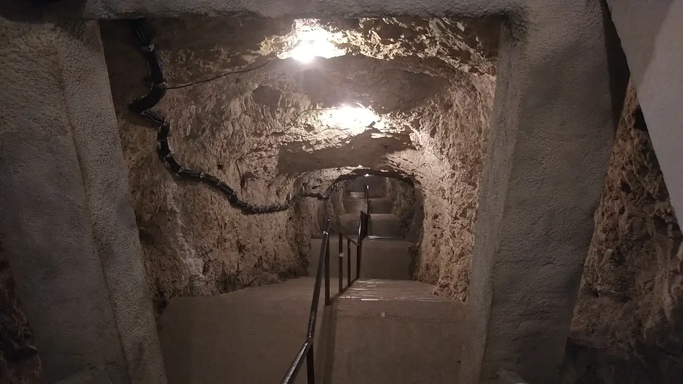 Bildtitel: 140 Stufen Abstieg in die Nebelhöhle