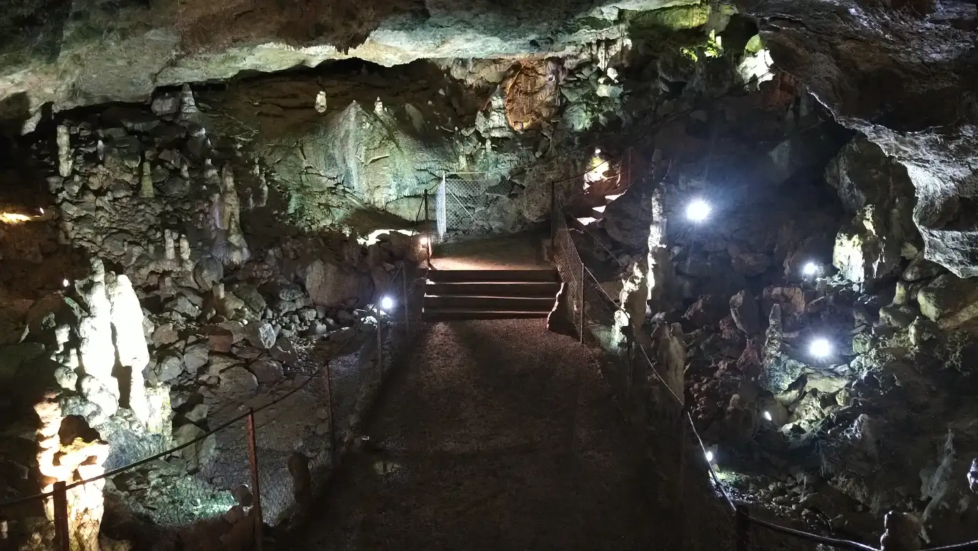 Bildtitel: Tropfsteine in der Vorderen Höhle 1. Halle
