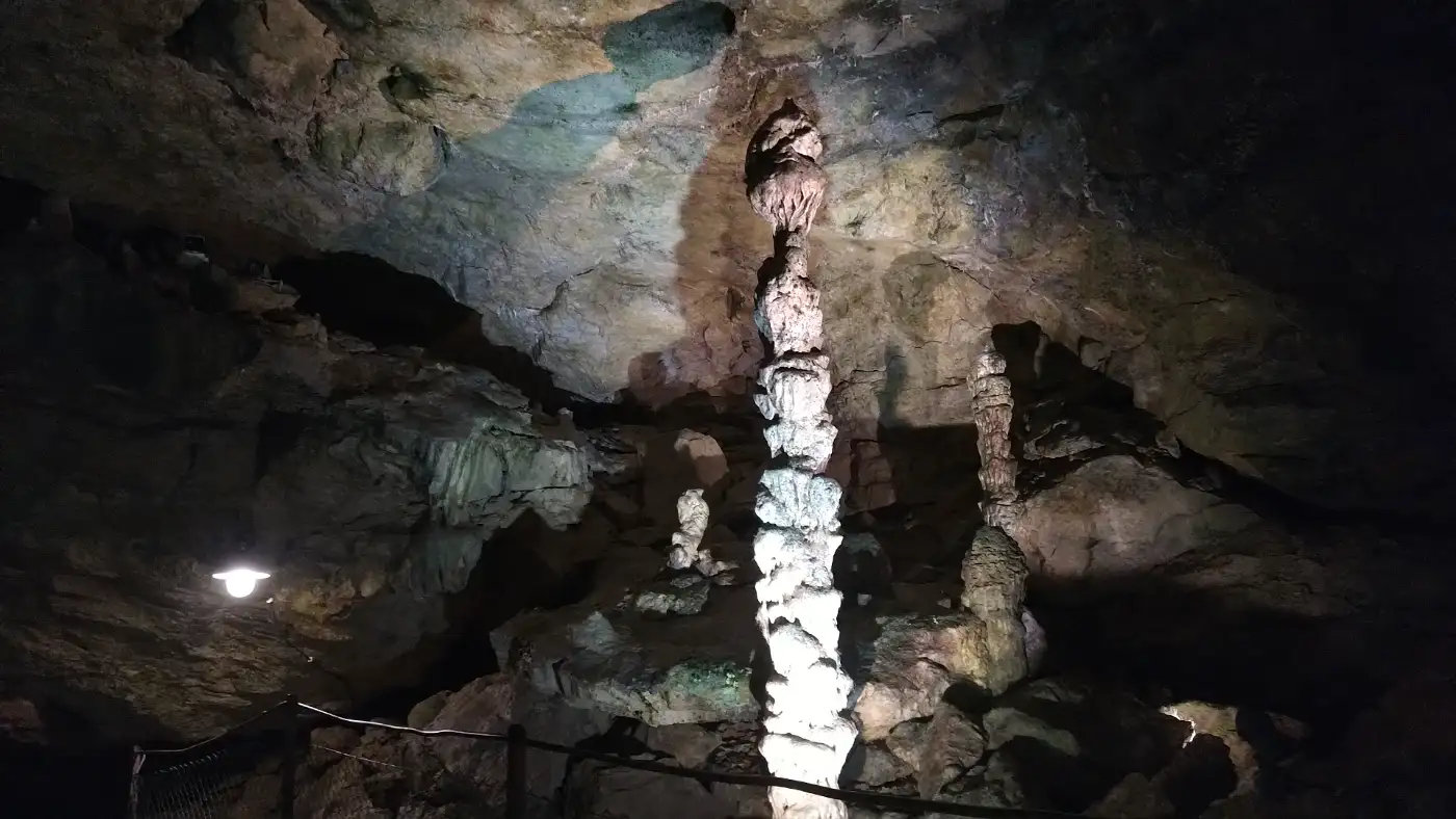 Bildtitel: vom Boden aufsteigender riesiger Stalagmit